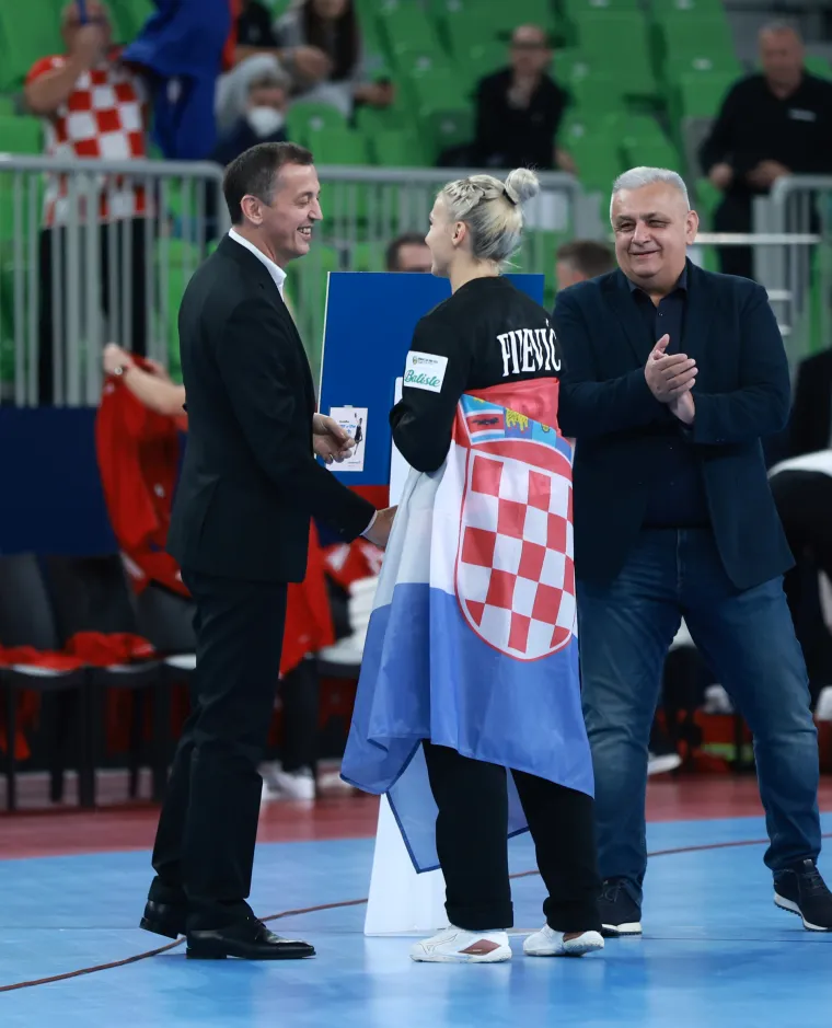 Noć u kojoj su kraljice ponovno sijale: Pogledajte veliko slavlje igračica i navijača nakon pobjede