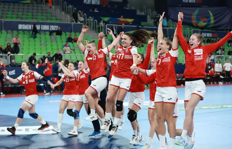 Noć u kojoj su kraljice ponovno sijale: Pogledajte veliko slavlje igračica i navijača nakon pobjede