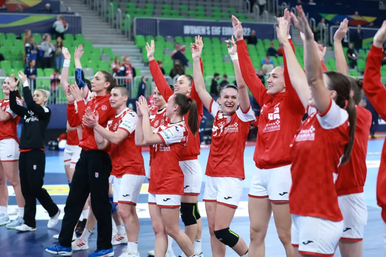 Noć u kojoj su kraljice ponovno sijale: Pogledajte veliko slavlje igračica i navijača nakon pobjede