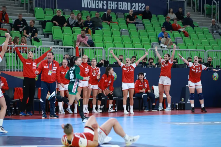 Noć u kojoj su kraljice ponovno sijale: Pogledajte veliko slavlje igračica i navijača nakon pobjede