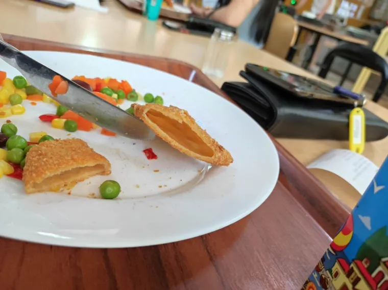 Osim crva, kose i slično nekad hrana u menzi ne sadržava ono &scaron;to bi trebala sadržavati. Studentica Patricia poslala nam je fotografiju pohanog sira, odnosno samo pohanog...
