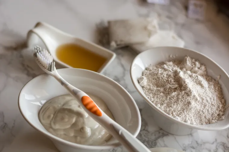 8. Napravite pastu za zube: Ovaj jednostavan recept za pastu za zube zahtijeva samo nekoliko prirodnih sastojaka koje možete kupiti u bilo kojoj trgovini. Za izradu paste za zube trebat će vam sljedeći sastojci:

2 žlice kalcijevog praha: Dodavanje kalcijevog karbonata može pomoći u zacjeljivanju zuba i dodati mu minerale, čime će karijes nestati.
1/2 žličice tekuće stevije
1 žlica soli
1/2 šalice sode bikarbone
1/2 šalice kokosovog ulja: Kokosovo ulje ima mnogo antibakterijskih komponenti koje mogu osloboditi usta nečistoća i karijesa. 
1 žlica arome peperminta
Pomiješajte sve sastojke dok ne dobijete pastu. Koristite ga kao zamjenu za svoju uobičajenu pastu za zube..