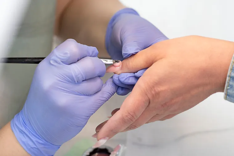 2. Ne nose maske i rukavice: Kozmetičarke provode dane dodirujući kožu mnogih ruku i stopala. Pobrinite se da vaša tehničarka stavi par jednokratnih rukavica prije nego počne raditi s vašim rukama. U suprotnom, mogu prenijeti klice ili infekcije na vas. Osim toga, manikura podrazumijeva korištenje otrovnih kemikalija. Dobar kozmetički salon obično je opremljen sustavom za odvod zraka, dok bi tehničarka trebala nositi masku na poslu. 