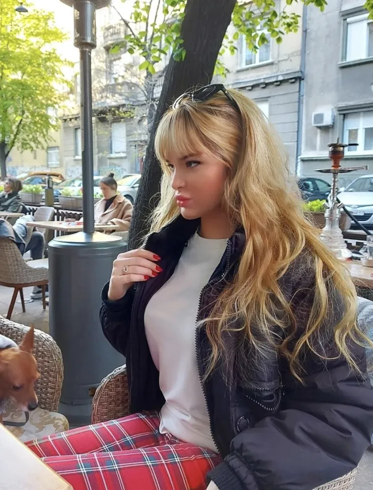 I mlada Lea ponosna je na vlastite uspjehe, pa čak i u opisu njenog Instagram profila stoji da trenutno studira na Fakultetu međunarodne politike, a pohvalila se da zna četiri jezika: engleski, turski, arapski i &scaron;panjolski.