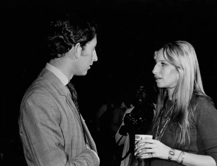 &quot;Uokvirena fotografija Barbre Streisand visjela je u njegovoj sobi na Cambridgeu te ju je držao na zidu spavaće sobe u Buckinghamskoj palači nakon što je završio fakultet&quot;, piše Anderson. Naime, kad je Charles boravio u Los Angelesu, dok je služio kao časnik u Kraljevskoj mornarici, 26-godišnjak je tada zatražio susret sa Streisand na snimanju nastavka &quot;Funny Girl&quot;. Par je razgovarao 15 minuta i popili su kavu tijekom sastanka, a Barbra je rekla da je bila vrlo &quot;nervozna&quot; u njegovoj prisutnosti.