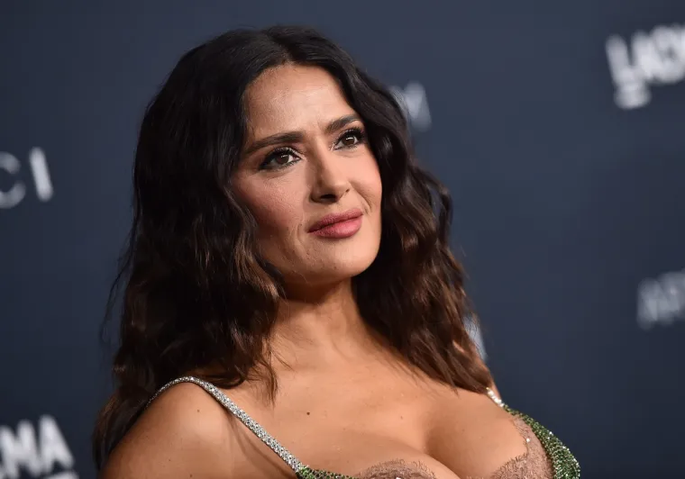 Glumica Salma Hayek sama radi masku protiv bora. Masku radi od tri cvijeta hibiskusa, pola čaše zelenog soka, četiri žlice zobenih pahuljica, 1/4 šalice bademova mlijeka i četiri žlice meda. 