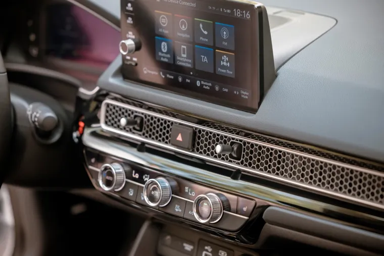 Nova Honda Civic e:HEV Full Hybrid dolazi opremljena s 10 zračnih jastuka uključujući prednji središnji zračni jastuk između vozača i suvozača te prednje zračne jastuke za koljena. 