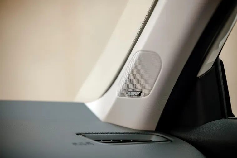 Razred Advance uključuje nadograđeni, vrhunski BOSE &apos;CenterpointTM&apos; zvučni sustav s 12 zvučnika. 