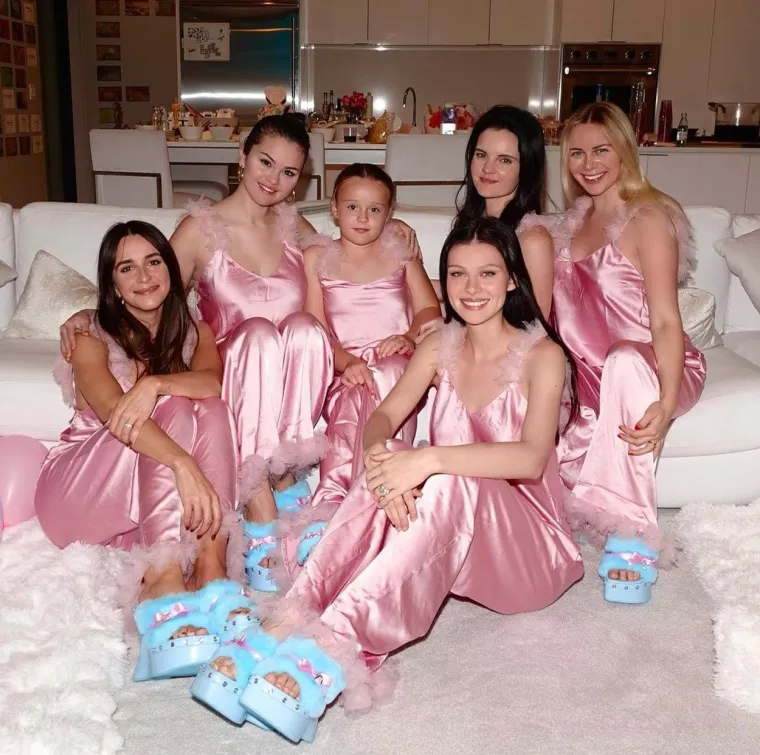 Raisa je tad navodno komentirala riječju &quot;zanimljivo&quot; na vijesti portala E! prije nego što ju je brzo izbrisala, pokazao je screenshot komentara. Čini se i da Raisa, koja se također bavi glumom, ne prati Gomez na društvenim medijima.