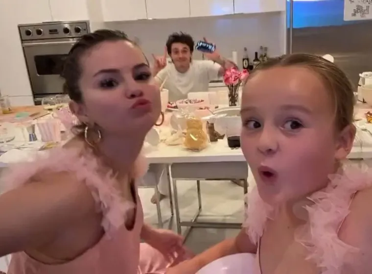 Francia Raisa nije bila prisutna niti u dokumentarcu. No, Gomez ne daje do znanja je li se doista dogodio krah prijateljstva i koji bi razlog mogao biti iza toga. &quot;Ispričavam se što nisam spomenula baš sve osobe koje poznajem&quot;, komentirala je glumica.