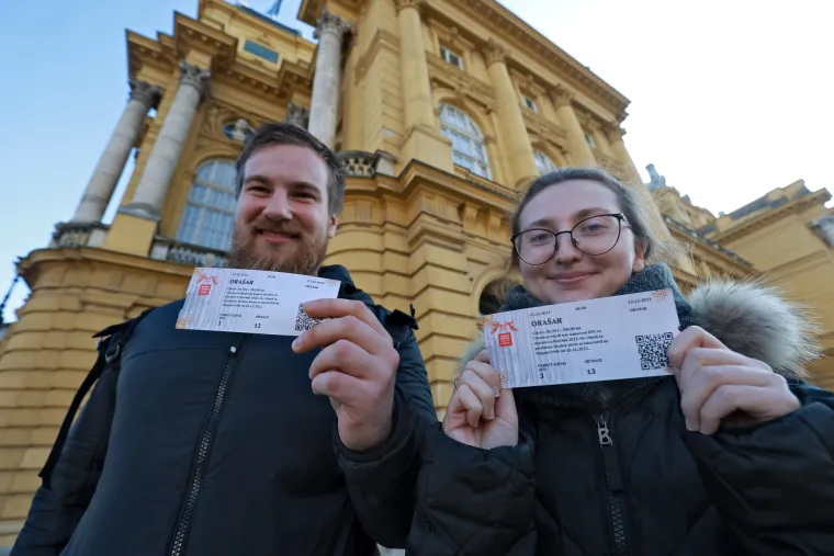 Ogromne gužve ispred zagrebačkog HNK! Svi čekaju ulaznice za bajkovitog Orašara