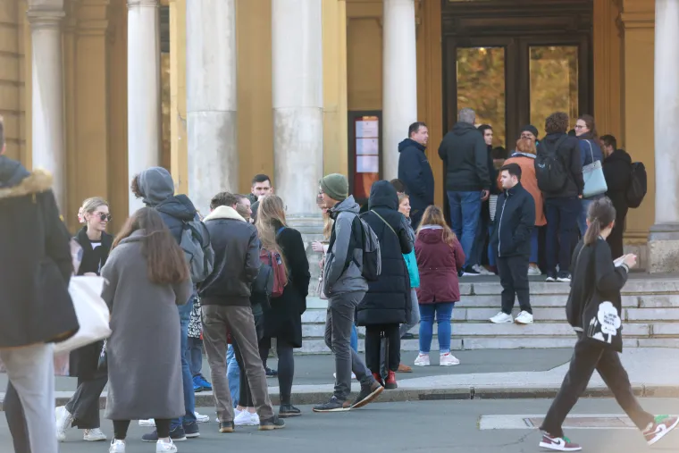 Ogromne gužve ispred zagrebačkog HNK! Svi čekaju ulaznice za bajkovitog Orašara