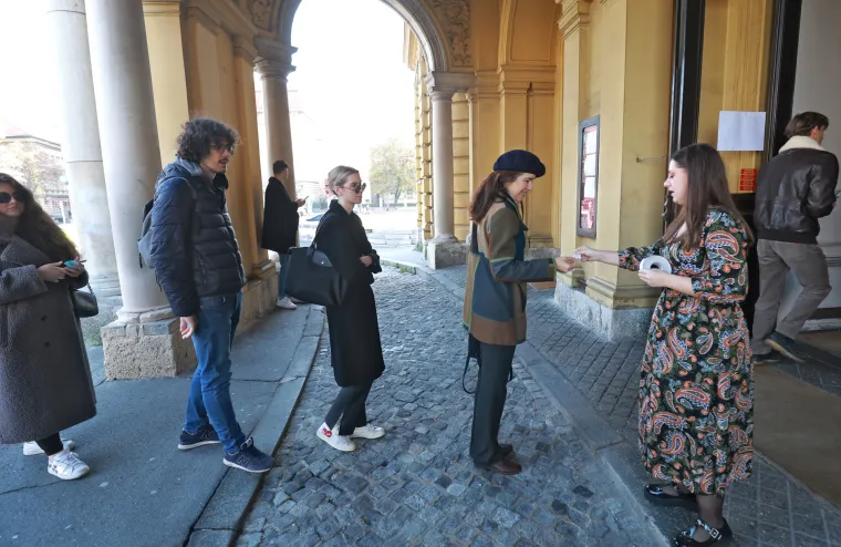 Ogromne gužve ispred zagrebačkog HNK! Svi čekaju ulaznice za bajkovitog Orašara
