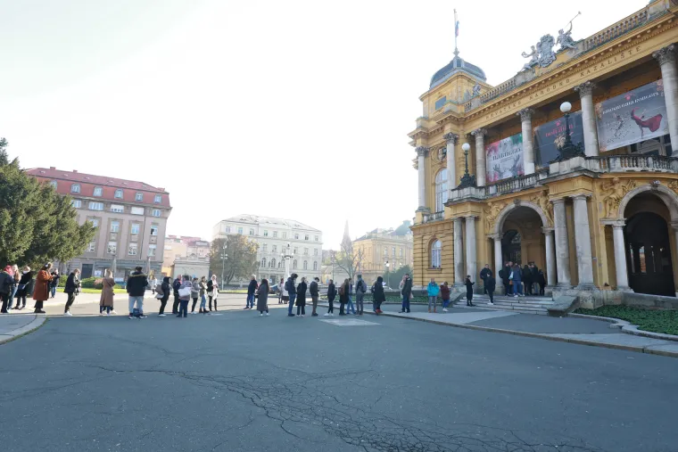 Ogromne gužve ispred zagrebačkog HNK! Svi čekaju ulaznice za bajkovitog Orašara