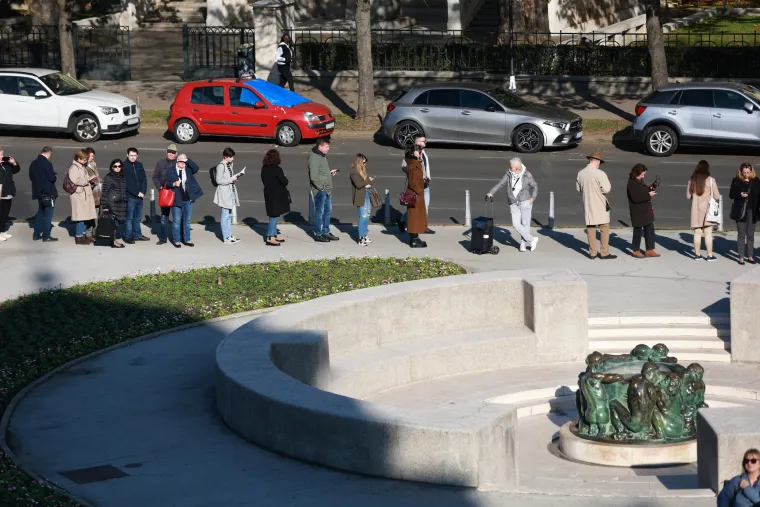 Ogromne gužve ispred zagrebačkog HNK! Svi čekaju ulaznice za bajkovitog Orašara