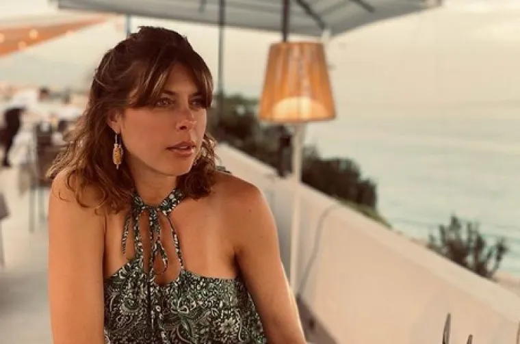 No, belgijski mediji su tek proljetos počeli šuškati o tome da je njihov poznati novinar u vezi sa Splićankom jer je često objavljivao fotografije iz Hrvatske. On je tad demantirao navode da su u vezi. &quot;I ja sam čuo te glasine. Ali između nas se zapravo ništa ne događa. Jednom sam otišao kod Blanke na snimanje De Kleedkamera, što je bilo prije otprilike tri godine. Tada je nastala ideja za moj novi projekt, inspirirala me okolina. I da, poslije sam je opet kontaktirao u tom pogledu. I sada smo u kontaktu, a ponekad je posjetim kad sam tamo. Ali prijateljski je&quot;, tvrdio je.