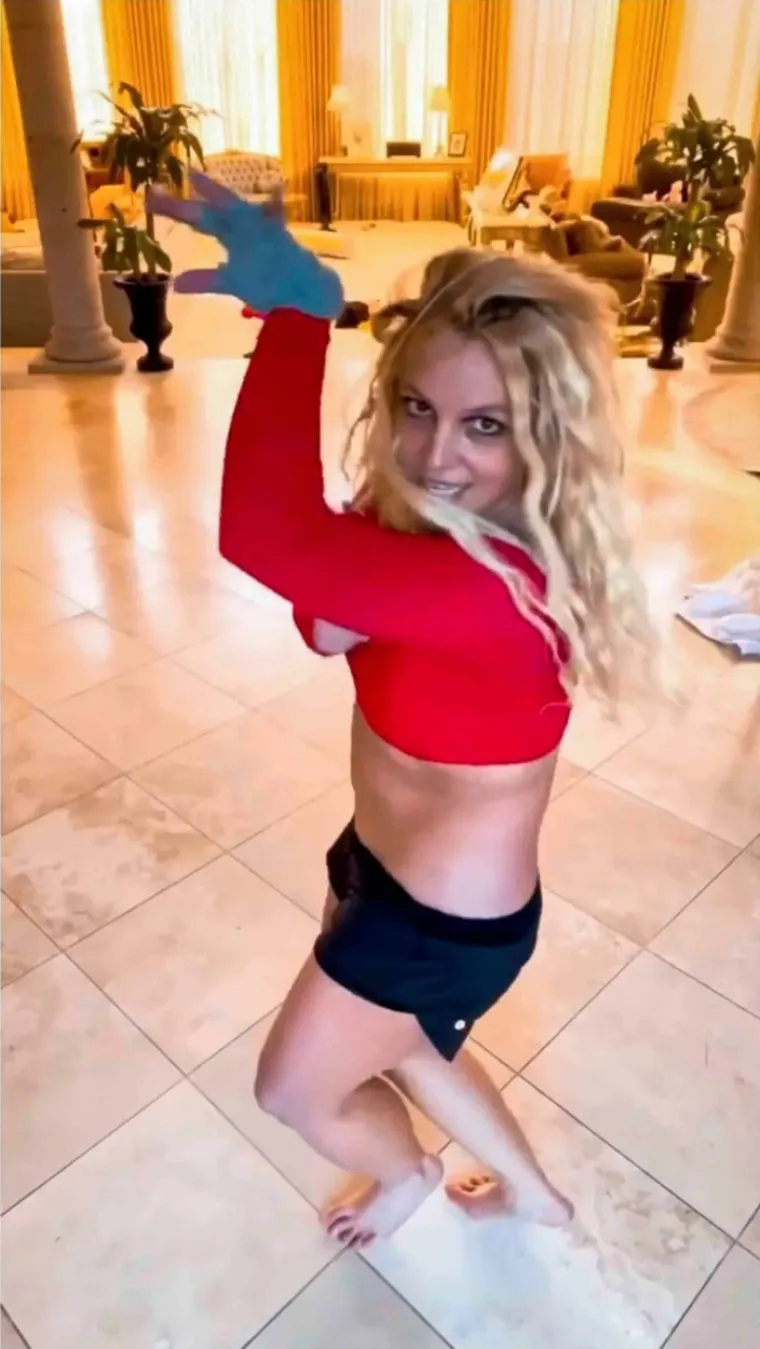 &quot;Napokon sam pronašla lijek pomoću kojeg osjećam kako mi kisik ide do mozga i kroz vrat. Oči su mi više otvorene i mogu držati glavu. Napravila sam dobar posao pokušavajući sve to izvući. U svakom slučaju, ide nabolje. Mogu disati, osjećam se pametnije&quot;, dodala je Spears.