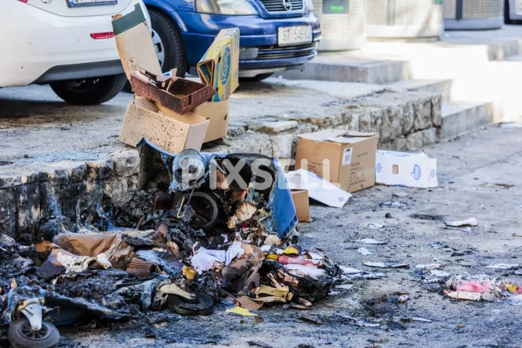 Pogledajte prizore zgari&scaron;ta dan poslije noći u kojoj su gorjeli kontejneri i automobili