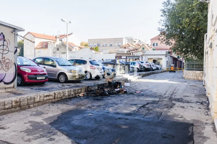 Pogledajte prizore zgari&scaron;ta dan poslije noći u kojoj su gorjeli kontejneri i automobili