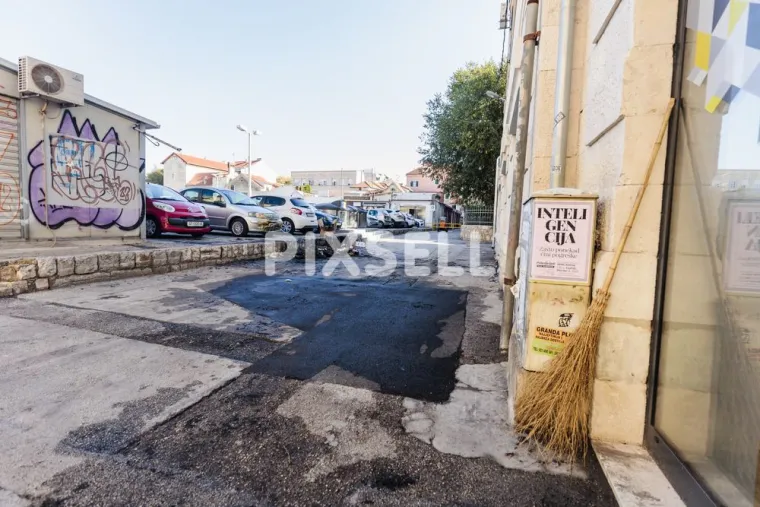 Pogledajte prizore zgari&scaron;ta dan poslije noći u kojoj su gorjeli kontejneri i automobili