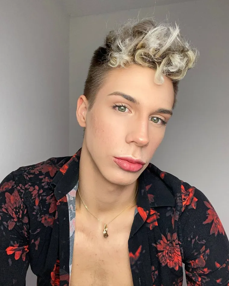 Marco svojim TikTok videima uvijek pokušava pokazati i svoj privatni život. Tako je ovaj influencer izazvao pravu dramu kad je objavio kako gradi vlastitu kuću s 21 godinom u kojoj će živjeti on i njegov dečko, čiji identitet nije htio otkriti zbog različitih razloga. &quot;Hejta je uvijek bilo, ne samo zbog društvenih mreža. Nikada se nećete roditi i svidjeti se svakome, takva osoba se rodila nije. S time dolazi i puno osuđivanja i slično. I naravno da toga imam i ja puno. Ja se s njima nosim dobro. Prije nekoliko godina nisam jer sam bio dijete u razvoju i tinejdžer koji je težio tome da se svidi svima&quot;, rekao je Marco.
