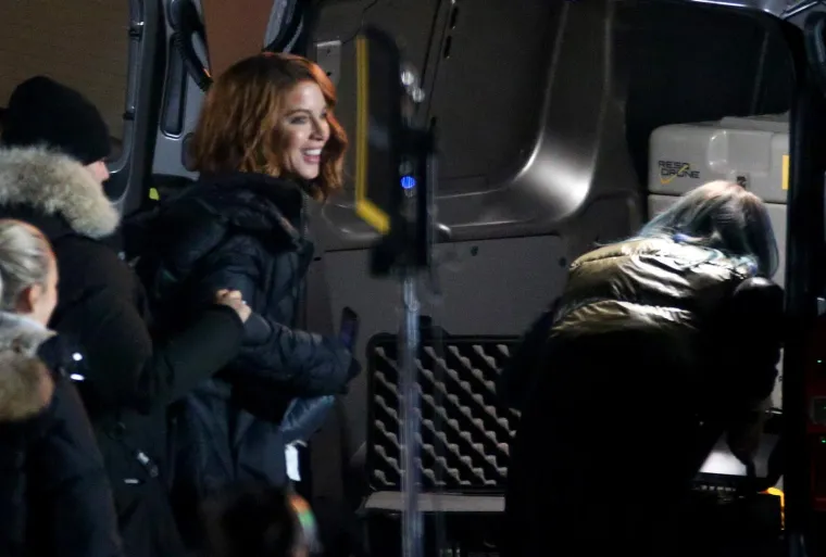Kate Beckinsale izvodi brutalne vratolomije na snimanju filma: Pogledajte kako je visjela s drona i trčala po krovovima