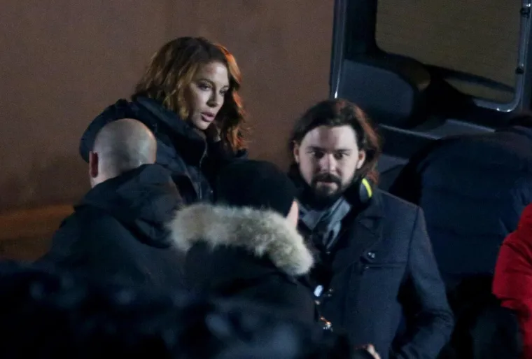 Kate Beckinsale izvodi brutalne vratolomije na snimanju filma: Pogledajte kako je visjela s drona i trčala po krovovima