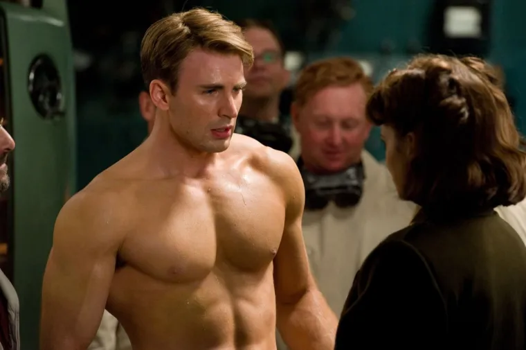 Chris Evans je svoju titulu najseksi muškarca na svijetu za 2022. godinu primio je s dozom poniznosti. &quot;Teško je dati intervju o cijeloj ovoj stvari&quot;, rekao je uz smijeh za People te je istaknuo da će ga prijatelji vjerojatno zbog toga zezati. &quot;Osjećam potrebu da se skromno zahvalim. No, znam da će me prijatelji zbog ove titule zafrkavati.&quot; Njegovu majku Lusu ta je vijest, pak, razveselila. &quot;Uopće nisam iznenađena&quot;, rekla je. &quot;Naša će obitelj biti izvan sebe od sreće.&quot;