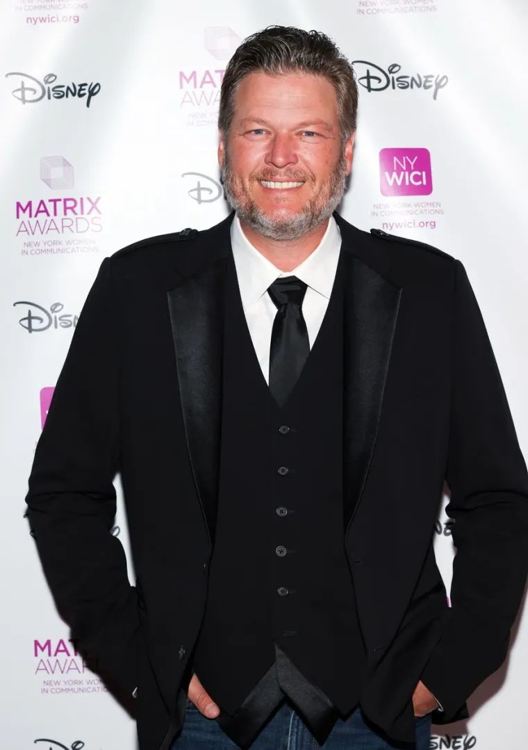 Blake Shelton bio je najseksi muškarac 2017. godine. Što je prošlo kroz glavu ove country zvijezde kad je prvi put čuo vijest? &quot;Sigurno vam ponestaje ljudi. Kao, wow, spali smo na nekoga tko je donekle simetričan&quot;, našalio se za People. Blake je zahvalan  svojoj supruzi Gwen Stefani što ga je uvjerila da prihvati laskavu titulu. &quot;Rekla mi je: &apos;Žalit ćeš do kraja života ako ne prihvatiš ovaj dar i ne živiš u trenutku.&quot;