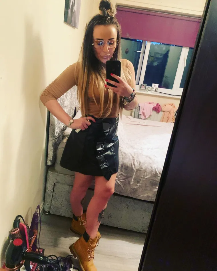 Prema HZJZ, Bipolarni poremećaji su obilježeni manijom i depresijom koje se obično izmjenjuju. Točan uzrok je nepoznat, no možda su uključeni nasljeđe, promjene u razini moždanih neurotransmitera i psihosocijalni čimbenici. Dijagnoza počiva na anamnezi. Liječi se lijekovima (farmakoterapija), ponekad uz psihoterapiju.