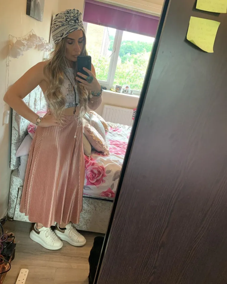 Psihoza označava stanje pogre&scaron;nog doživljaja stvarnosti. Psihotične simptome karakterizira uvjerenost u ne&scaron;to &scaron;to nema osnovice u stvarnosti. Psihotični simptomi poput halucinacija i bolesnih ideja mogu se pojaviti kod različitih mentalnih poremećaja, poput akutnog psihotičnog poremećaja, paranoidne psihoze, shizofrenije, bipolarnog poremećaja, shizoafektivnog poremećaja, u stanjima pod utjecajem psiho aktivnih tvari i u nekim drugim stanjima.