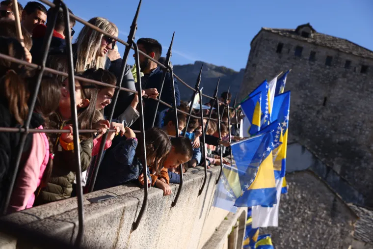 Uz sirene i simboličnim skokom u 10 sati i 16 minuta prisjetili se rušenja Starog mosta