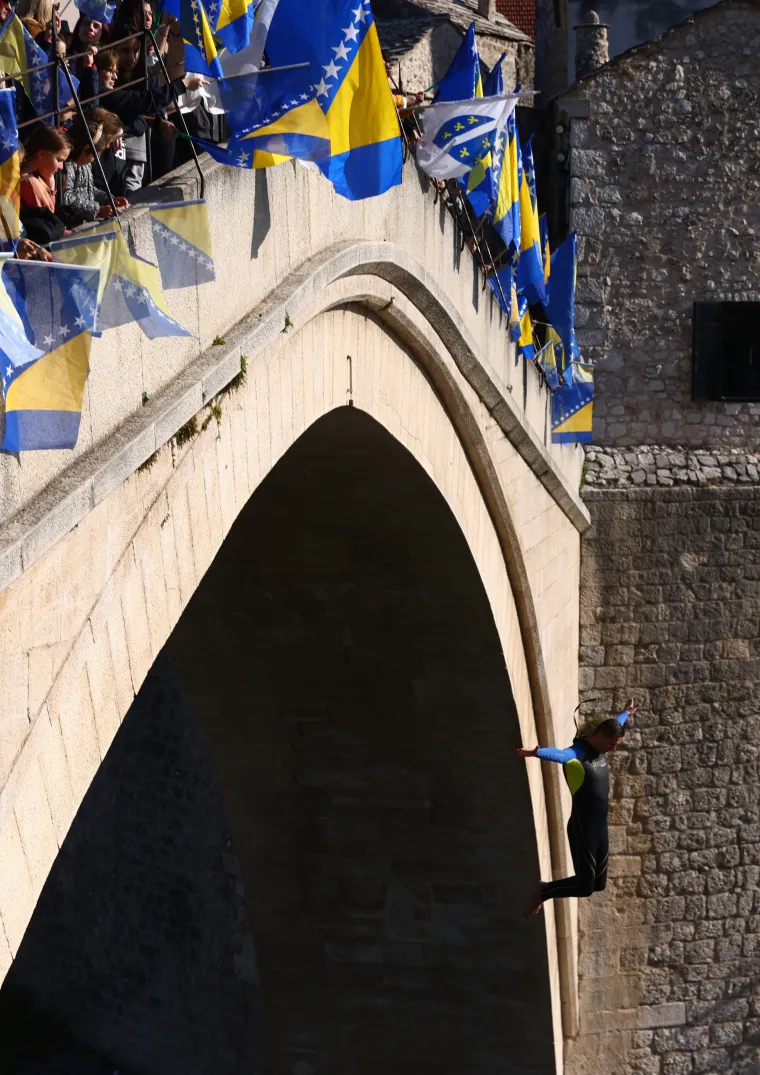 Uz sirene i simboličnim skokom u 10 sati i 16 minuta prisjetili se rušenja Starog mosta