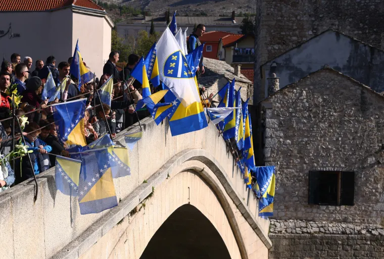 Uz sirene i simboličnim skokom u 10 sati i 16 minuta prisjetili se rušenja Starog mosta