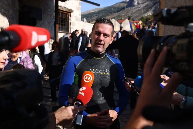 Uz sirene i simboličnim skokom u 10 sati i 16 minuta prisjetili se rušenja Starog mosta