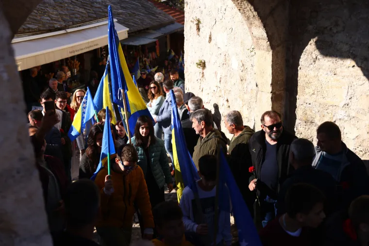 Uz sirene i simboličnim skokom u 10 sati i 16 minuta prisjetili se rušenja Starog mosta