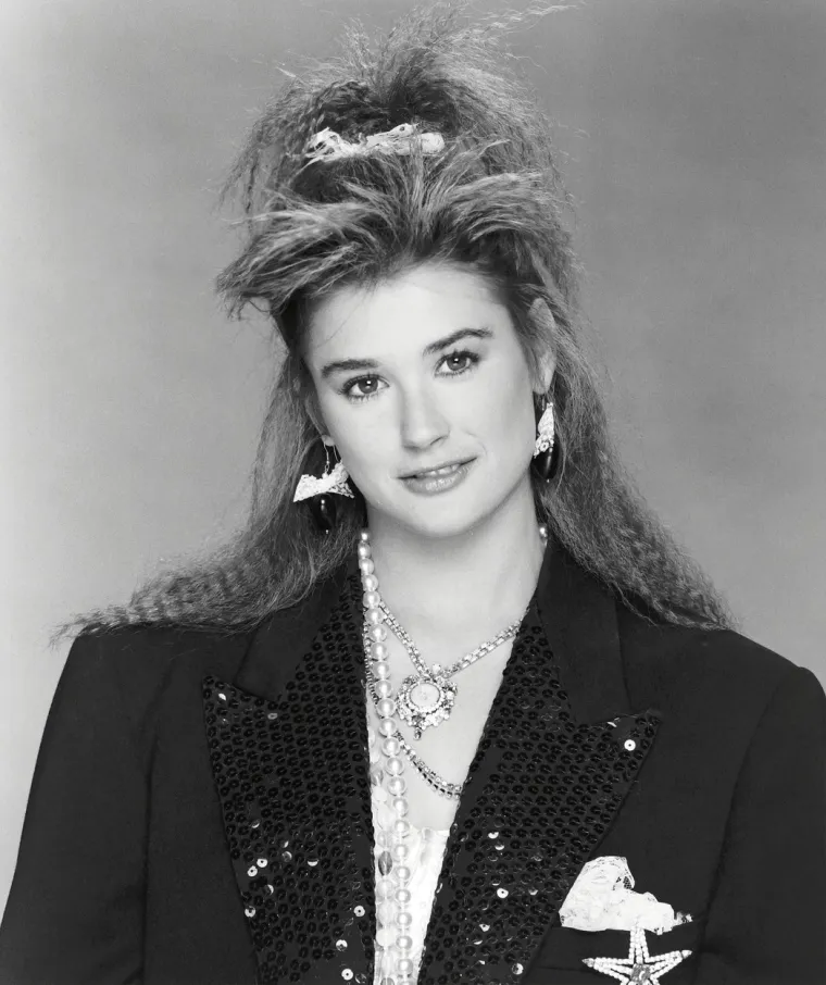 Nakon manjih uloga na filmu i pojavljivanja u TV seriji &quot;General Hospital&quot;, godine 1985. Demi se pojavila u filmu &quot;Vatra Svetog Elma&quot;, postavši tako dio tzv. &quot;Brat Packa&quot;, skupine mladih glumaca popularnih tijekom 1980-ih. Tijekom 1990-ih bila je među najplaćenijim holivudskim glumicama, zahvaljujući filmovima &quot;Duh&quot;, &quot;Malo dobrih ljudi&quot;, &quot;Nemoralna ponuda&quot; i &quot;Razotkrivanje&quot;. Prvi suprug bio joj je glazbenik Freddy Moore, s kojim je u braku bila od 1980. do 1985. godine, a nakon razvoda zadržala je njegovo prezime.