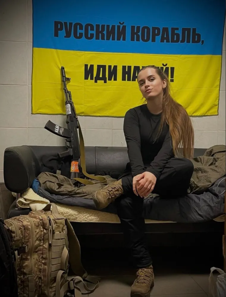 Mlade Ukrajinke uzele pu&scaron;ku u ruku i odlučile Putinu zagorčati život: Pogledajte fotke s rati&scaron;ta koje su sve odu&scaron;evile