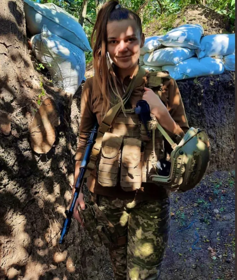 Mlade Ukrajinke uzele pu&scaron;ku u ruku i odlučile Putinu zagorčati život: Pogledajte fotke s rati&scaron;ta koje su sve odu&scaron;evile