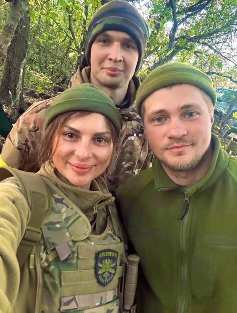 Mlade Ukrajinke uzele pu&scaron;ku u ruku i odlučile Putinu zagorčati život: Pogledajte fotke s rati&scaron;ta koje su sve odu&scaron;evile