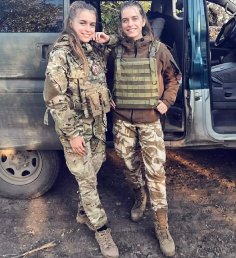 Mlade Ukrajinke uzele pu&scaron;ku u ruku i odlučile Putinu zagorčati život: Pogledajte fotke s rati&scaron;ta koje su sve odu&scaron;evile