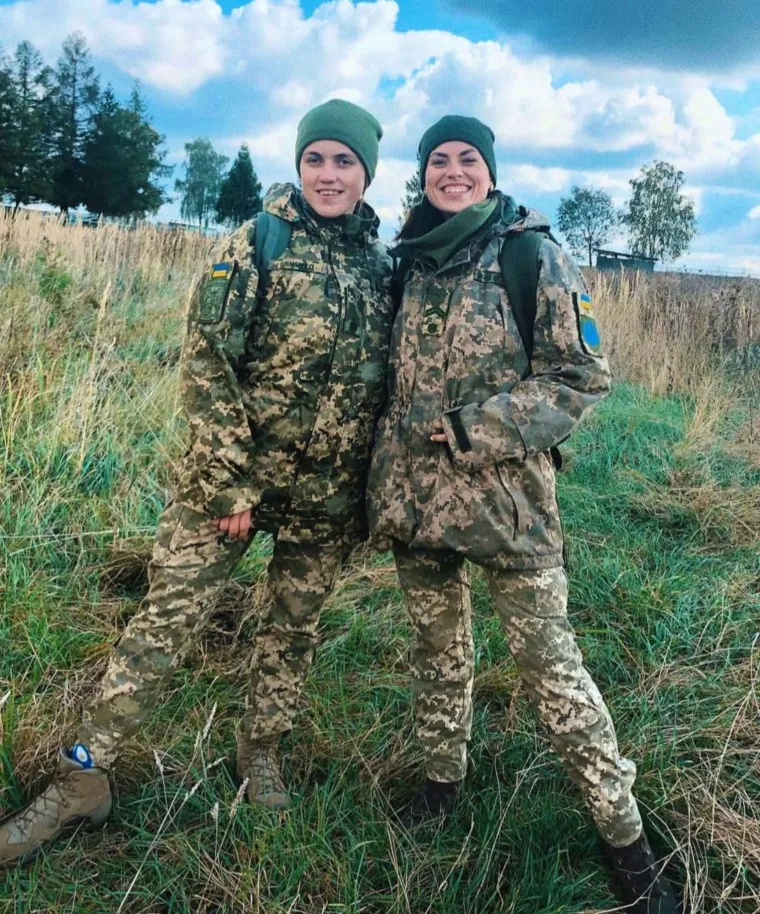 Mlade Ukrajinke uzele pu&scaron;ku u ruku i odlučile Putinu zagorčati život: Pogledajte fotke s rati&scaron;ta koje su sve odu&scaron;evile