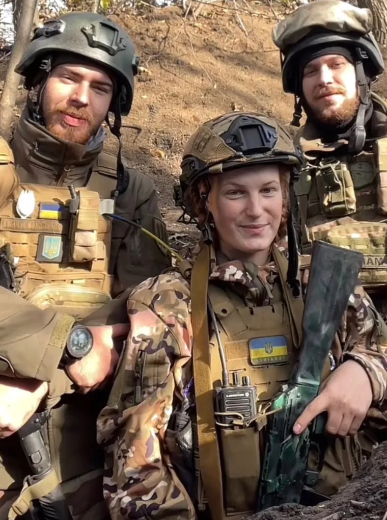 Mlade Ukrajinke uzele pu&scaron;ku u ruku i odlučile Putinu zagorčati život: Pogledajte fotke s rati&scaron;ta koje su sve odu&scaron;evile