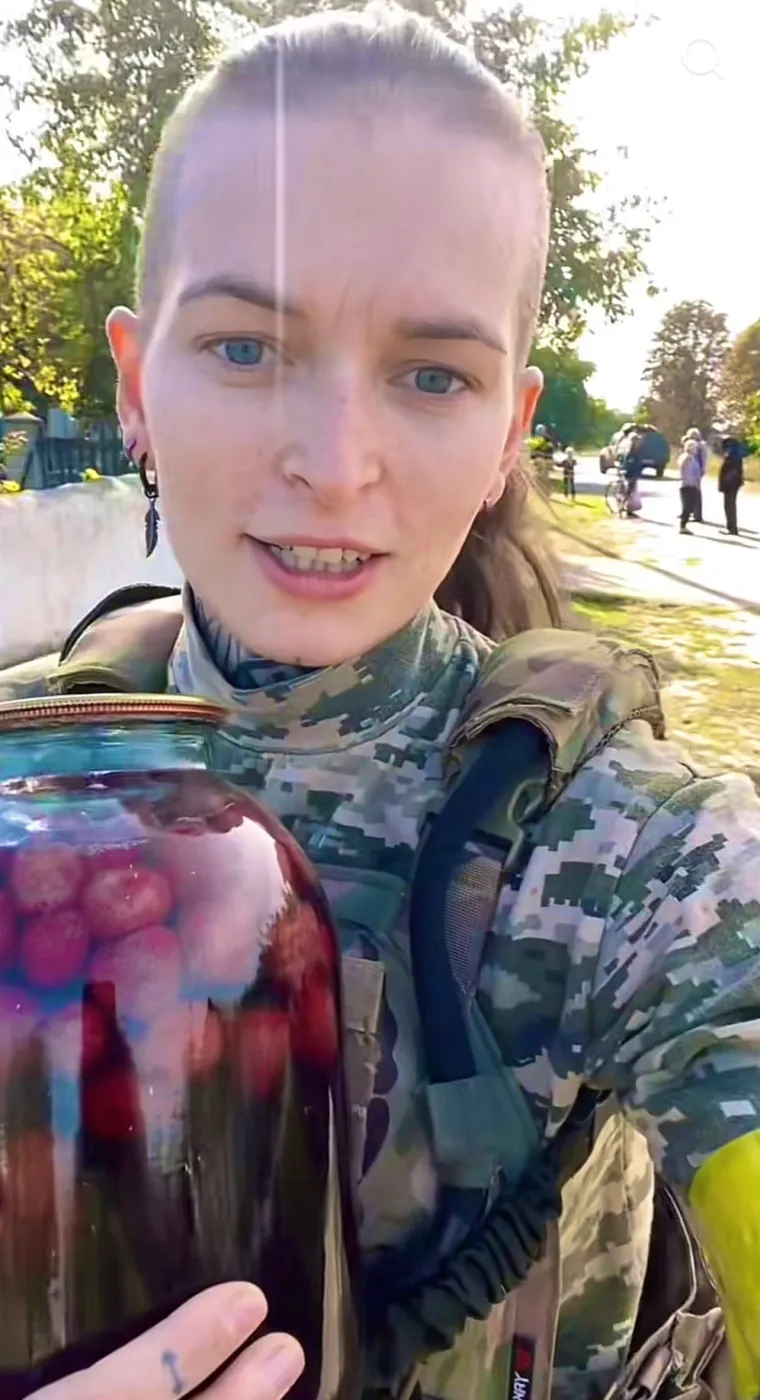 Mlade Ukrajinke uzele pu&scaron;ku u ruku i odlučile Putinu zagorčati život: Pogledajte fotke s rati&scaron;ta koje su sve odu&scaron;evile