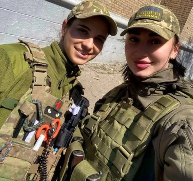 Mlade Ukrajinke uzele pu&scaron;ku u ruku i odlučile Putinu zagorčati život: Pogledajte fotke s rati&scaron;ta koje su sve odu&scaron;evile