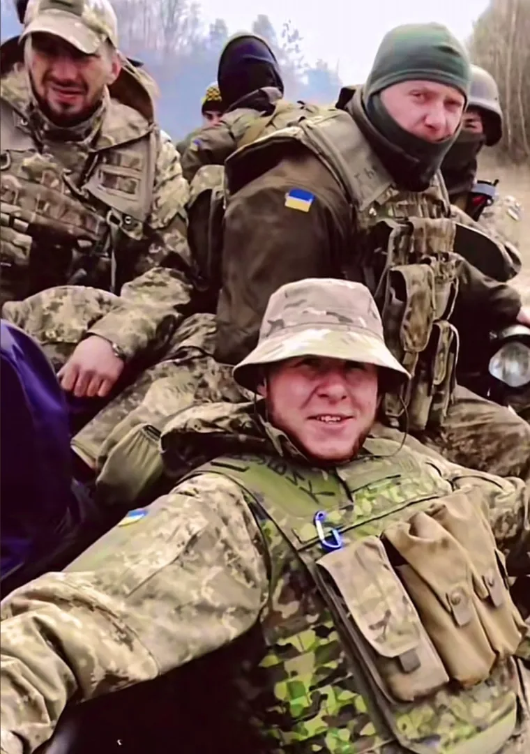 Mlade Ukrajinke uzele pu&scaron;ku u ruku i odlučile Putinu zagorčati život: Pogledajte fotke s rati&scaron;ta koje su sve odu&scaron;evile