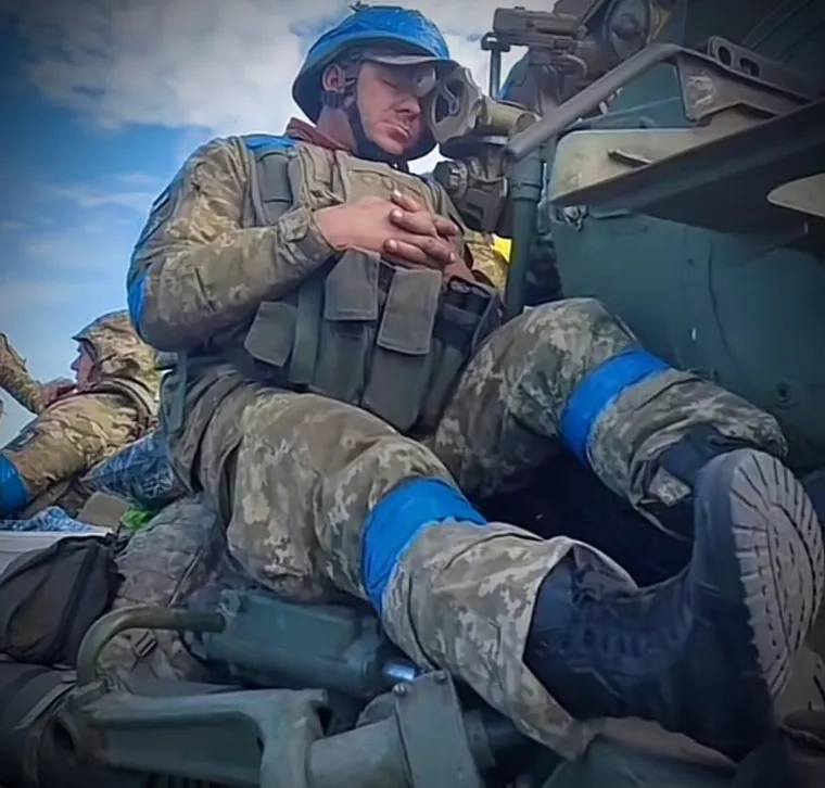 Mlade Ukrajinke uzele pu&scaron;ku u ruku i odlučile Putinu zagorčati život: Pogledajte fotke s rati&scaron;ta koje su sve odu&scaron;evile