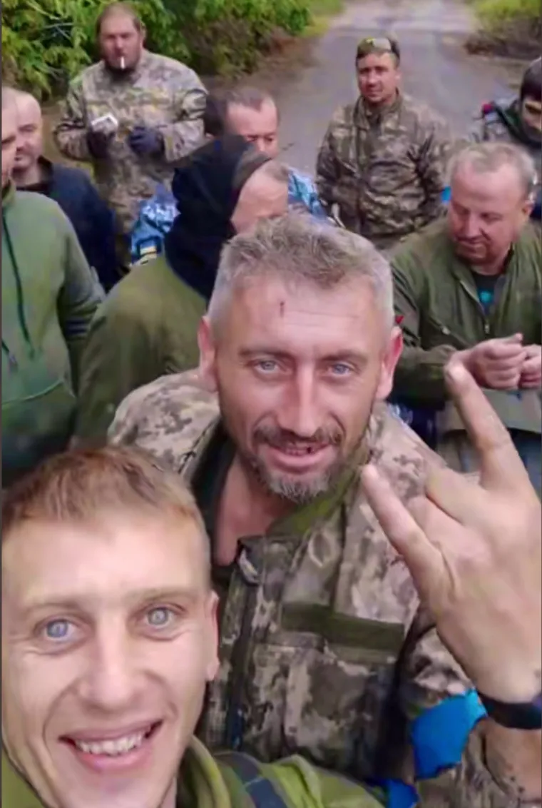 Mlade Ukrajinke uzele pu&scaron;ku u ruku i odlučile Putinu zagorčati život: Pogledajte fotke s rati&scaron;ta koje su sve odu&scaron;evile