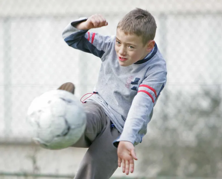 Teško ćete ga prepoznati, ali ovaj dječačić danas je megazvijezda Vatrenih. Znate li tko je popularni hrvatski nogometaš sa slike?