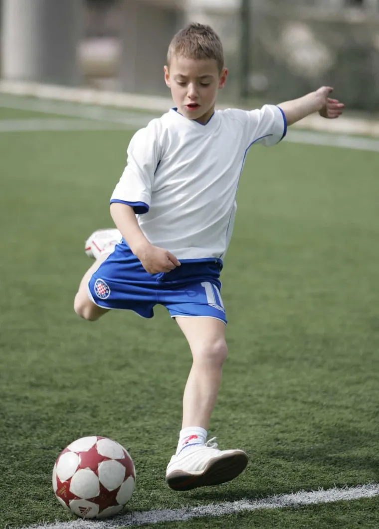 Te&scaron;ko ćete ga prepoznati, ali ovaj dječačić danas je megazvijezda Vatrenih. Znate li tko je popularni hrvatski nogometa&scaron; sa slike?